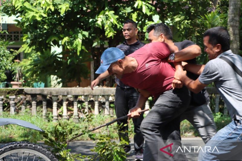 Personel Polres Aceh Barat melakukan penangkapan terhadap seorang pengunjuk rasa yang diduga melakukan kerusuhan dalam kegiatan simulasi pengamanan kota sebagai upaya mengantisipasi gangguan keamanan dalam Pilkada 2024, di halaman Mapolres Aceh Barat, di Meulaboh, Kamis (22/8/2024). ANTARA/HO-Humas Polres Aceh Barat
