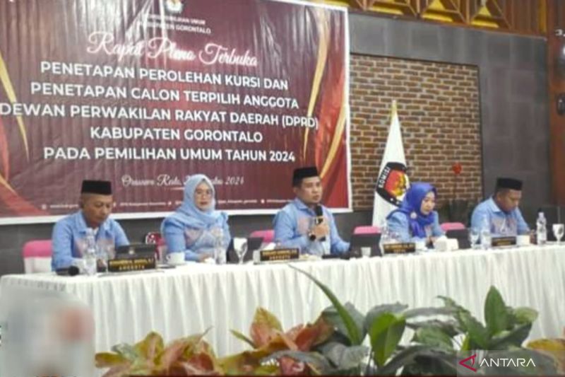 Ketua dan anggota KPU Kabupaten Gorontalo pada kegiatan rapat pleno terbuka dalam rangka penetapan anggota DPRD Kabupaten Gorontalo. (ANTARA/HO-Humas KPU Kabupaten Gorontalo)