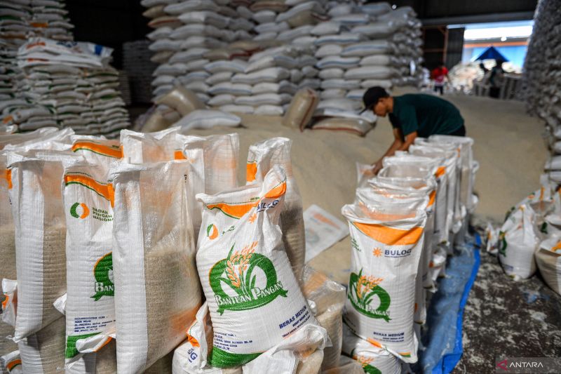 Buruh pikul mengemas beras bantuan pangan tahap kedua di Gudang Bulog Utama, Cimahi, Jawa Barat, Selasa (7/5/2024). ANTARA FOTO/Raisan Al Farisi/rwa
