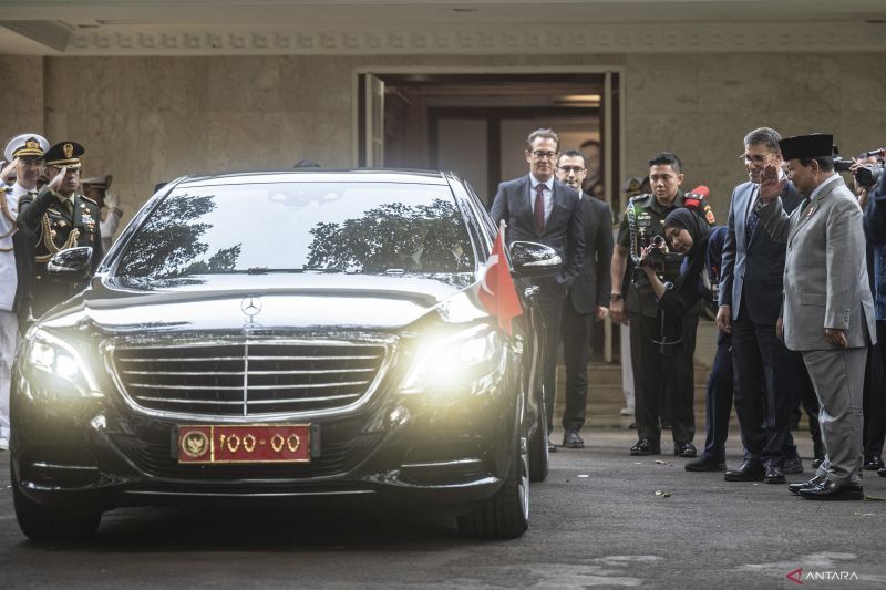Menteri Pertahanan Prabowo Subianto (kanan) memberikan hormat kepada Menteri Pertahanan Turki Yasar Guler usai melakukan pertemuan di Kantor Kementerian Pertahanan, Jakarta, Kamis (22/8/2024). Pertemuan tersebut membahas mengenai kerja sama bilateral bidang pertahanan antarkedua negara. ANTARA FOTO/Aprillio Akbar.