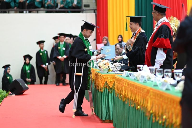 Rektor USK Prof Marwan menyerahkan ijazah kepada salah seorang wisudawan Angkatan ke-162 di gedung AAC Dayan Dawood, Darussalam, Banda Aceh (ANTARA/ HO-Humas USK)