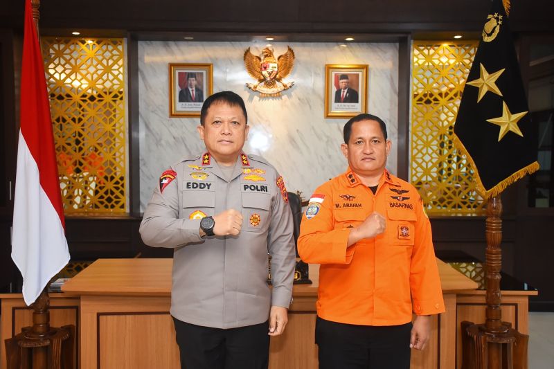 Kapolda Maluku bersama Kabasarnas Ambon, di Ambon, Kamis (22/8/2024). (ANTARA/Winda Herman)