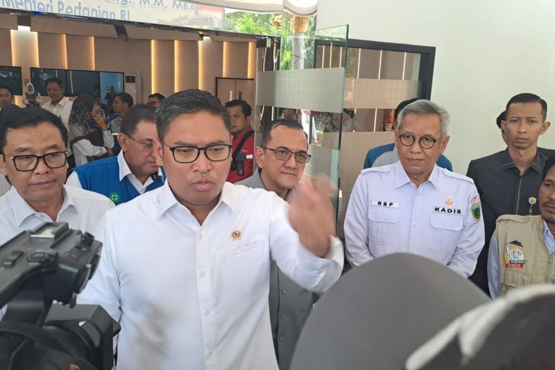 Direktur Utama Pusri Daconi Khotob (kiri) bersama dengan Wakil Menteri Pertanian Sudaryono (tengah) saat diwawancarai di Palembang, Kamis (22/8/2024). (ANTARA/Ahmad Rafli Baiduri)