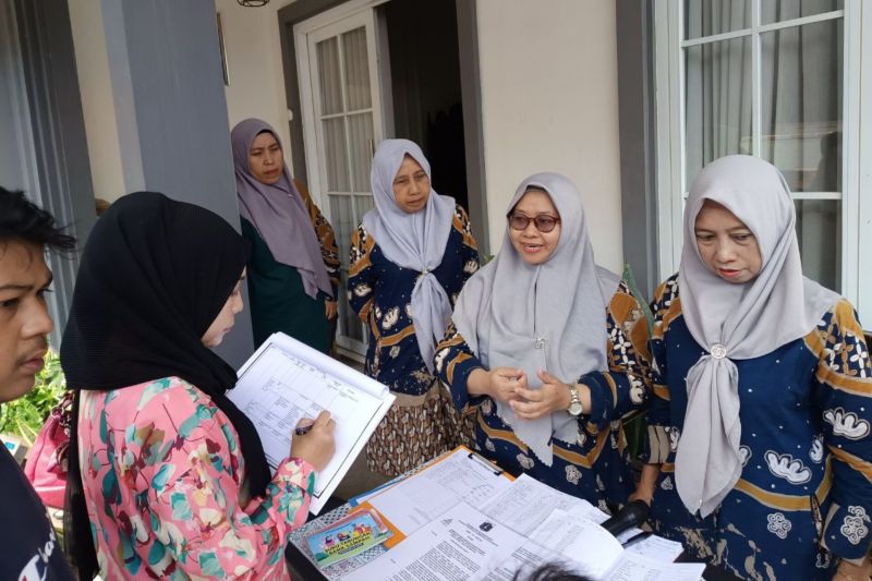 Tim Verifikasi Lapangan Bank Sampah dan Peggiat Maggot Dinas Lingkungan Hidup Provinsi DKI Jakarta memverifikasi Bank Sampah Semangka, Jakarta, Kamis (22/8/2024). ANTARA/HO-Kominfotik Jakarta Selatan