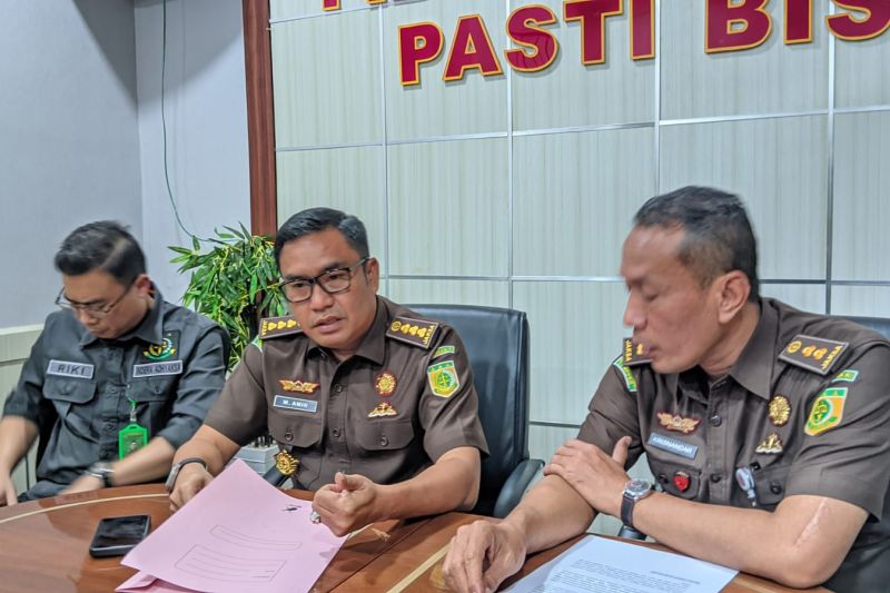 Tim Penyidik Tindak Pidana Khusus Kejaksaan Tinggi Lampung menetapkan lima orang tersangka dalam perkara dugaan tindak pidana korupsi pengadaan pemasangan jaringan pipa distribusi pada Sistem Pengelolaan Air Minum (SPAM) Bandarlampung tahun 2019. Bandarlampung, Kamis (22/8/2024). (ANTARA/HO-Kejati Lampung)
