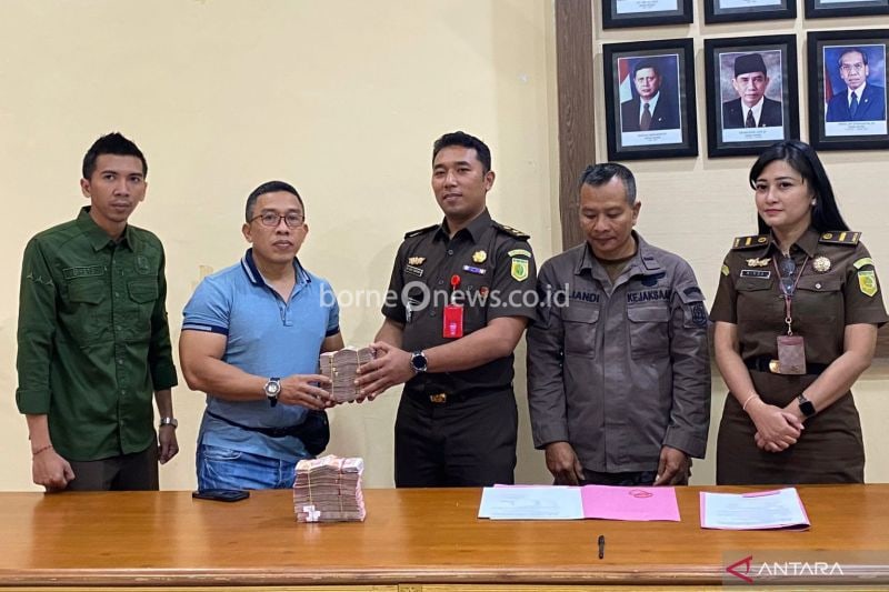 Kejaksaan menerima pembayaran uang pengganti kerugian keuangan negara dari terpidana korupsi tambang pasir besi PT AMG, Trisman yang dititipkan melalui pihak keluarga di Kantor Kejari Lombok Timur, NTB, Kamis (22/8/2024). (ANTARA/HO-Kejari Lombok Timur)