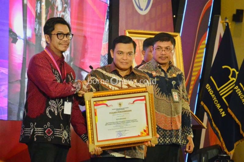 Penjabat Sekda Makassar Firman Hamid Pagarra (kiri) saat menerima piagam penghargaan JDIHN dari Kemenkumham RI di Jakarta, Kamis (22/8/2024). ANTARA/HO-Pemkot Makassar