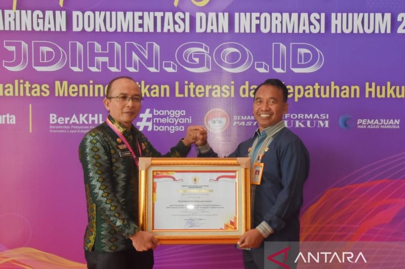 Kepala Biro Hukum Setda Provinsi NTB Lalu Rudi Gunawan bersama Kepala Dinas Kominfotik NTB, Najamuddin Amy usai menerima penghargaan Jaringan Dokumentasi dan Informasi Hukum (JDIH) yang dianugerahkan oleh Kementerian Hukum dan Hak Asasi Manusia Republik Indonesia di Jakarta, Kamis (22/8/2024). (ANTARA/HO-Pemprov NTB).