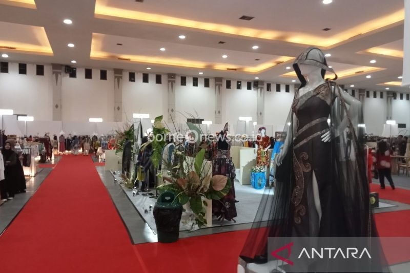 Produk industri kreatif pakaian jadi yang dipamerkan di Jogja Expo Center Kabupaten Bantul Daerah Istimewa Yogyakarta, dari 22 sampai 25 Agustus 2024. (ANTARA/Hery Sidik)