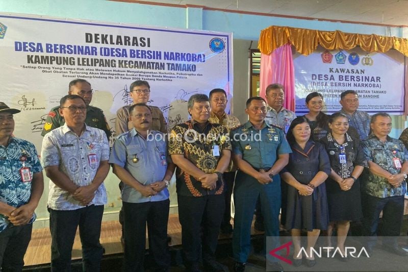 Kepala BNNK Sangihe Melkias Tuwankotta (ketiga kiri) bersama Penjabat Bupati Sangihe Albert Huppy Wounde (keempat kiri) pada pencanangan Kampung Lelipang sebagai Desa Bersinar, di Kantor Desa/Kampung Lelipang, Kamis (22/8/2024) ANTARA/HO-BNNK Sangihe
