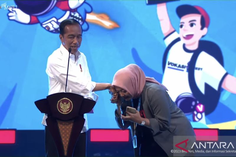 Tangkapan layar - Presiden Joko Widodo (Jokowi) bersalaman dengan salah satu penerima Kartu Indonesia Pintar (KIP) Kuliah dalam agenda Vokasifest dan Festival Kampus Merdeka ke-3 Tahun 2023 di Graha Bhakti Budaya Taman Ismail Marzuki, Jakarta, diikuti dalam jaringan (daring) di Jakarta, Senin (11/12/2023). (ANTARA/Andi Firdaus)
