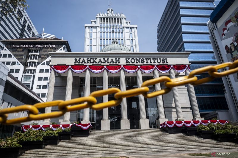Rantai pengaman terpasang di pintu masuk Gedung Mahkamah Konstitusi, Jakarta, Kamis (22/8/2024). Polres Metro Jakarta Pusat mengerahkan 1.273 personel untuk mengamankan unjuk rasa oleh beberapa elemen masyarakat di sekitar Gedung Mahkamah Konstitusi, Patung Arjuna Wijaya, hingga depan Istana Merdeka, Jakarta Pusat. ANTARA FOTO/Aprillio Akbar/tom.