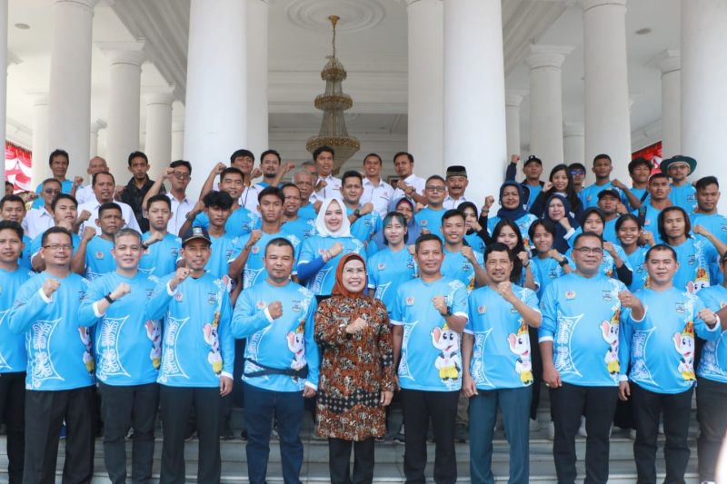 Bupati Serang, Ratu Tatu Casanah, melepas atlet PON XII Aceh-Sumut 2024 di Pendopo Bupati Serang, Kamis (22/8/2024). (ANTARA/HO-Pemkab Serang)