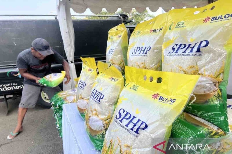 Arsip Foto - Seseorang menyusun karungan beras SPHP kemasan 5 kg dalam kegiatan gerakan pangan murah yang dilaksanakan di Gudang Bulog Jakarta. ANTARA/Harianto