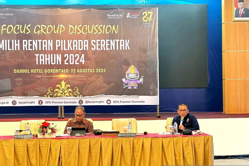 Anggota Bawaslu Provinsi Gorontalo John Hendri Purba (kanan) saat menghadiri rapat pleno yang diadakan di Kantor KPU Provinsi Gorontalo, Kamis (22/8/2024). ANTARA/HO-Humas Bawaslu Provinsi Gorontalo
