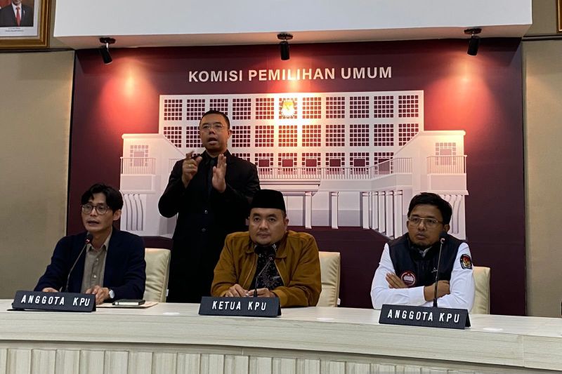 Ketua KPU RI Mochammad Afifuddin (tengah) saat konferensi pers di Kantor KPU RI, Jakarta, Kamis (22/8/2024). ANTARA/Fath Putra Mulya
