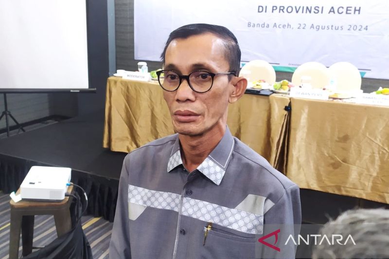 Ketua KIP Aceh, Saiful saat menjelaskan terkait putusan MK soal Pilkada untuk Aceh, di Banda Aceh, Kamis (22/8/2024) (ANTARA/Rahmat Fajri)