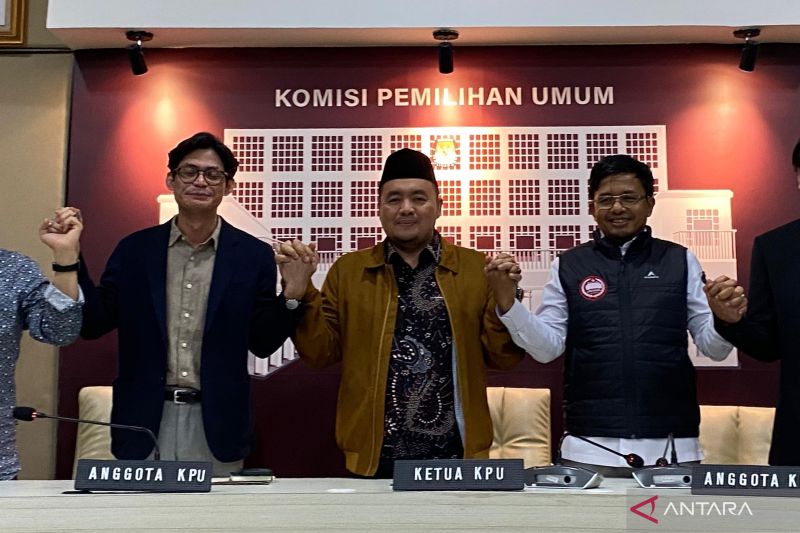Ketua KPU RI Mochammad Afifuddin (tengah) saat konferensi pers di Kantor KPU RI Jakarta, Kamis (22/8/2024). ANTARA/Fath Putra Mulya.