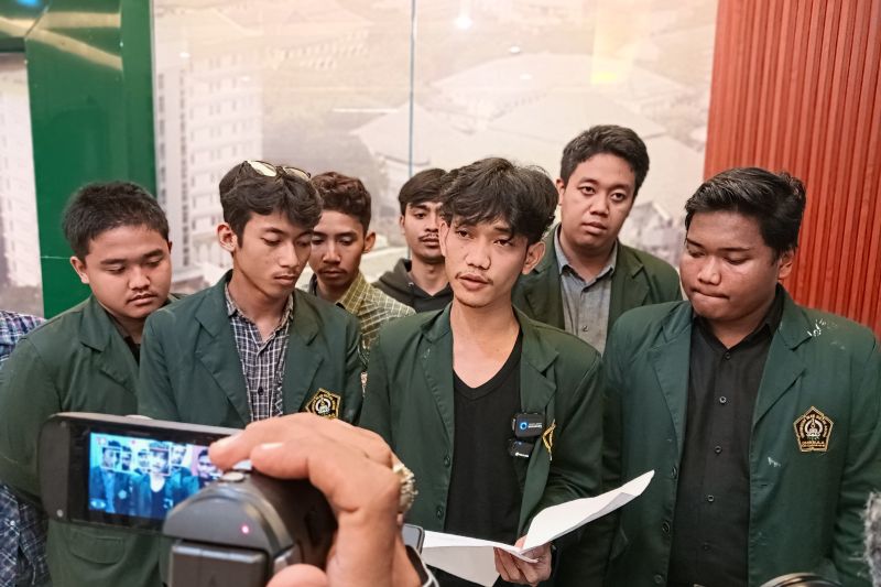Ketua BEM Keluarga Mahasiswa (KM) Unissula Muhamad Fery Agung Gumelar bersama jajaran pengurus saat menyampaikan pernyataan sikap di Kampus Unissula, Semarang, Kamis (22/8/2024). ANTARA/Zuhdiar Laeis