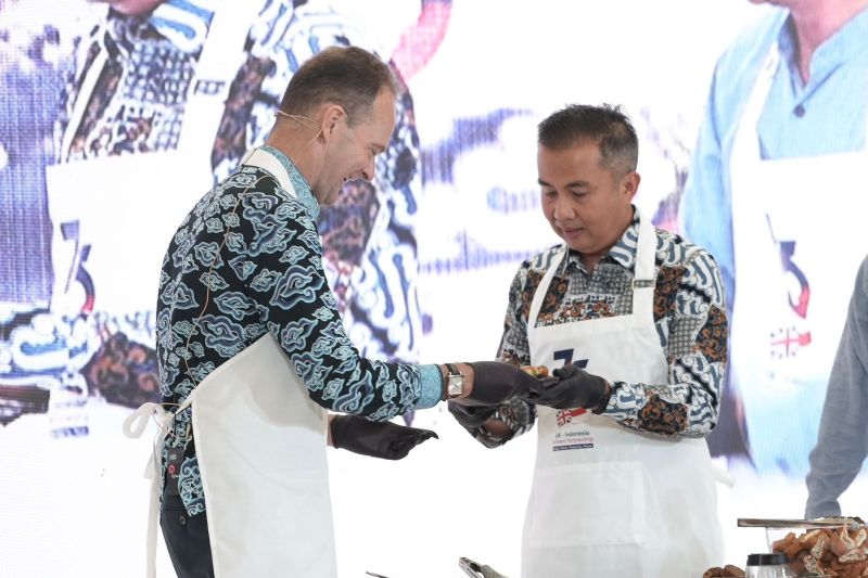 Dubes Inggris Dominic Jermey Coba Tahu Gejrot Khas Cirebon