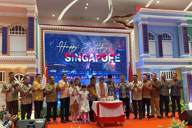 Gubenur Kepulauan Riau Ansar Ahmad dan Menteri Kedua Luar Negeri Singapura Maliki Osman memotong kue peringatan Hari Nasional Singapura. (ANTARA/Amandine Nadja)