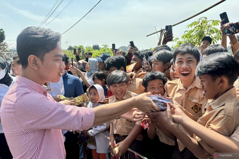 Wakil Presiden Terpilih Pilpres 2024 Gibran Rakabuming Raka melakukan blusukan sekaligus membagikan susu dan buku kepada ratusan warga di Desa Wangunsari, Kabupaten Bandung Barat, Jawa Barat, Kamis (22/8/2024). (ANTARA/Rubby Jovan)