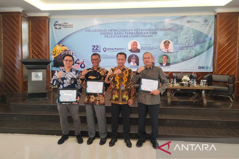 Narasumber seminar bertajuk "Kolaborasi Mewujudkan Ketahanan Pangan, Energi Baru Terbarukan dan Pelestarian Lingkungan" Manajer TJSL PTDI Kerry Apriawan (kiri), Guru Besar Teknologi Pangan dan Ketua Sorgum Center Universitas Pasundan Wisnu Cahyadi (kanan), Kepala Desa Panjalu Yuyus Surya Adinegara (kedua kiri) di Gedung Dirgantara 2, PTDI Bandung, Kamis (22/8/2024). ANTARA/Ricky Prayoga