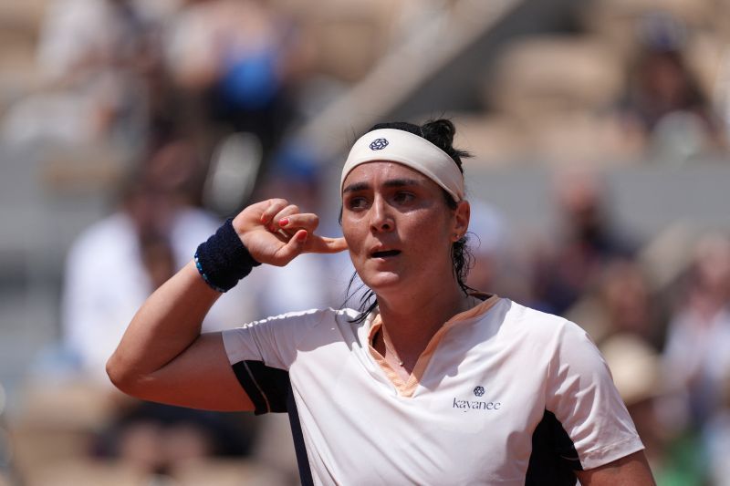 Petenis Tunisia Ons Jabeur memberi isyarat saat pertandingan perempat final tunggal putri French Open melawan petenis AS Coco Gauff di Lapangan Philippe-Chatrier, kompleks Roland Garros, Paris, Selasa (4/6/2024). (ANTARA/AFP/Dimitar Dilkoff)