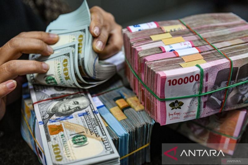 Rupiah Turun 45 Poin Menjadi Rp15.645 per Dolar AS Jumat Pagi