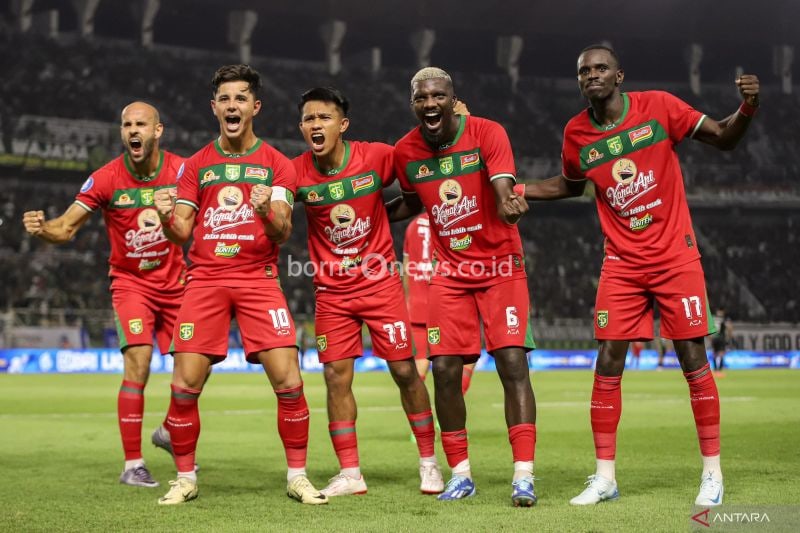 Sejumlah pesepak bola Persebaya Surabaya berselebrasi setelah mencetak gol ke gawang PSS Sleman pada pertandingan BRI Liga 1 di Stadion Gelora Bung Tomo, Surabaya, Jawa Timur, Minggu (11/8/2024). ANTARA/Rizal Hanafi