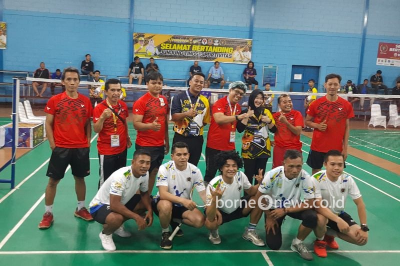 Tim bulu tangkis kontingen PWI Jateng saat bertanding di Porwanas XXI di Kalimantan Selatan, Kamis (22/8/2024). (ANTARA/I.C. Senjaya)