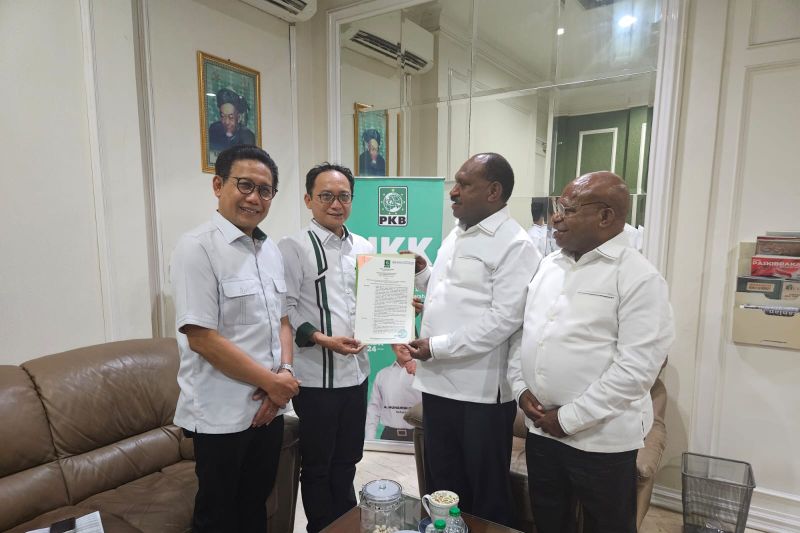 Sekjen PKB Hassanudin Wahid (kedua kiri) memberikan SK DPP PKB kepada bakal Pasangan Calon Gubernur dan Wakil Gubernur Papua Tengah Willem Wandik-Aloysius Giyai di Kantor DPP PKB, Jakarta, Kamis (22/8/2024). ANTARA/HO-PKB