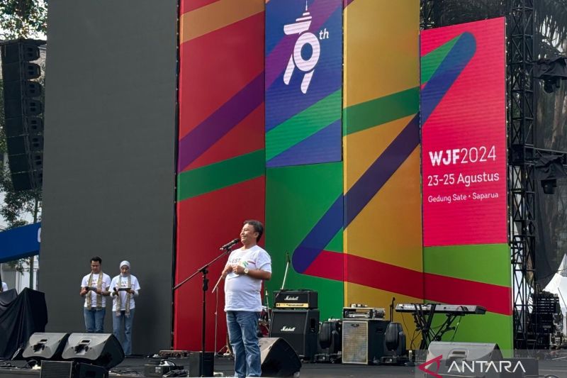 Sekda Jabar Herman Suryatman memberikan keterangan dalam pembukaan West Java Festival (WJF) 2024 di pelataran Gedung Sate Bandung, Jumat (23/8/2024). ANTARA/Ricky Prayoga
