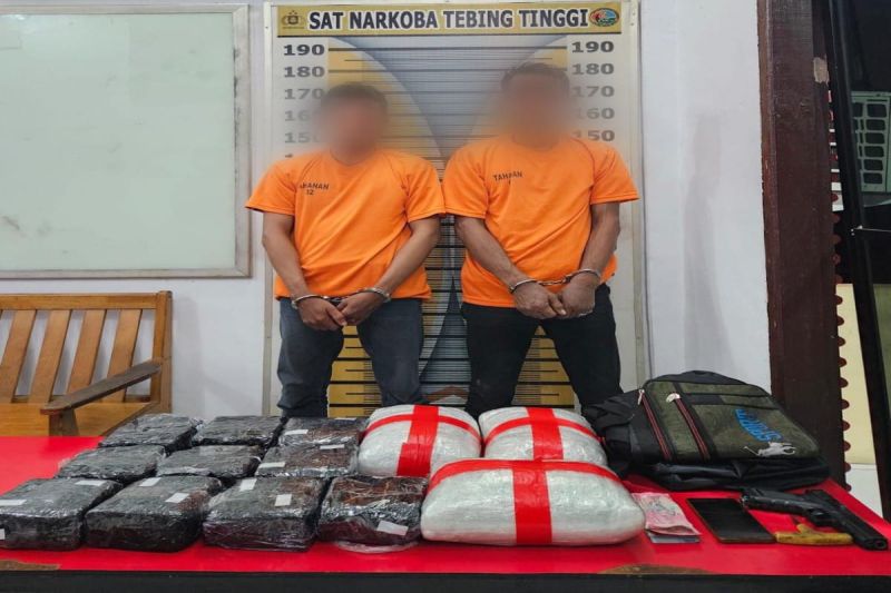Kedua tersangka bersama barang bukti diamankan Kepolisian Resor Tebing Tinggi,Rabu(21/08/2024). (ANTARA/HO-Bidang Humas Polda Sumatera Utara)