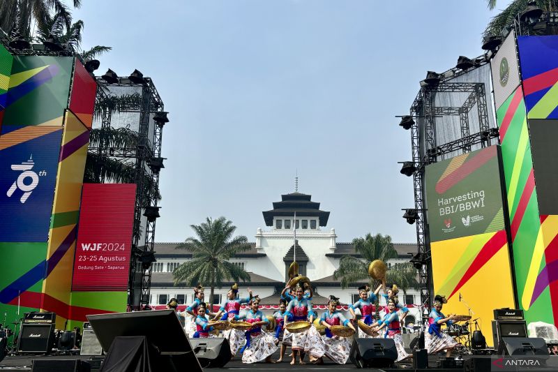 Seni tarian asal Jawa Barat saat ditampilkan pada kegiatan West Java Festival 2024 di Gedung Sate, Kota Bandung, Jawa Barat, Jumat (23/8/2024). (ANTARA/Rubby Jovan)