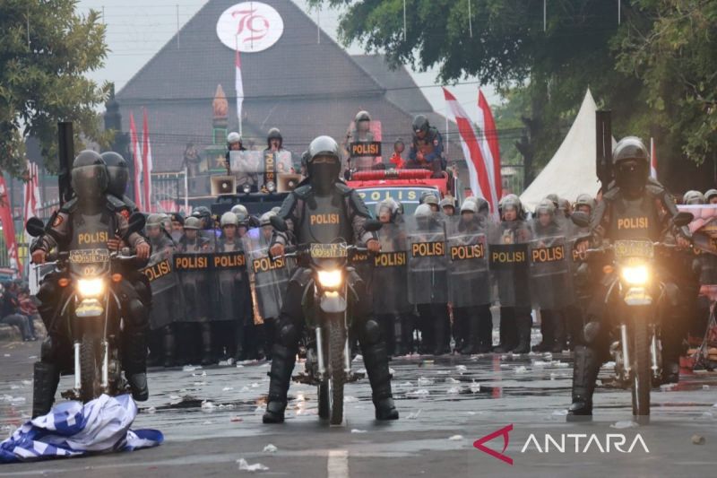 Jajaran Kepolisian Resor Batang sedang melakukan simulasi pengamanan Pilkada Serentak 2024 di Batang, Jawa Tengah, Jumat (23/8/2024). ANTARA/Kutnadi