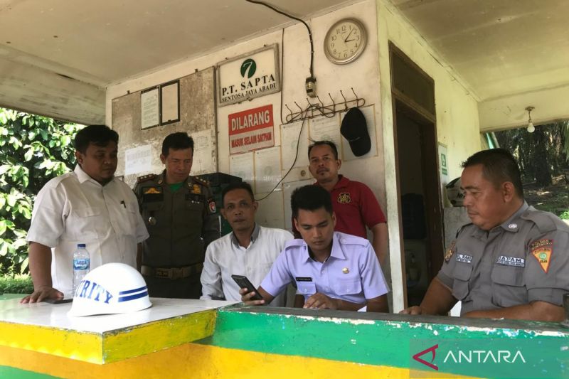 Personel BKD Mukomuko bersama dengan Satpol PP melakukam verifikasi pajak parkir kendaraan, Kamis (22/8/2024) ANTARA/Ferri.