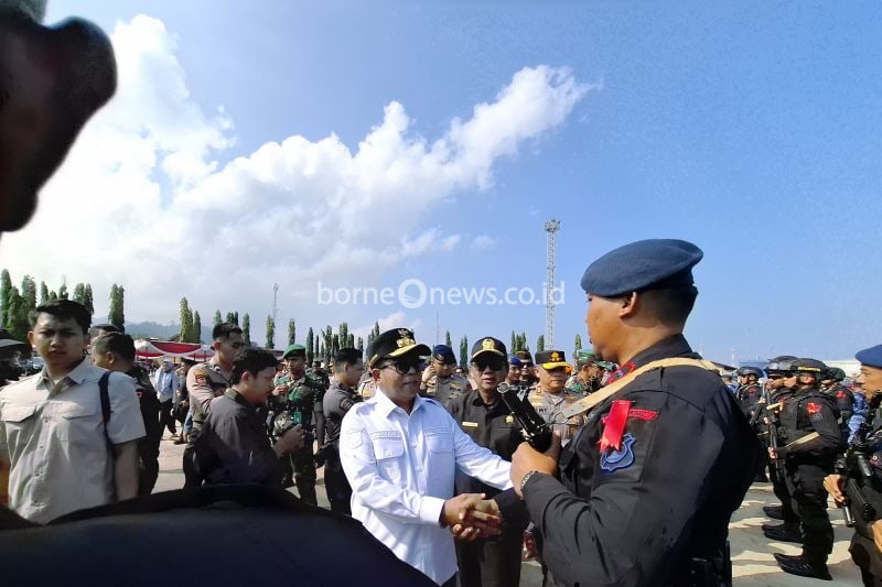 Penjabat Gubernur Lampung Samsudin saat melakukan pemantauan kesiapsiagaan pasukan pengamanan Pilkada 2024 di Pelabuhan Panjang. Bandarlampung, Jumat (23/8/2024). ANTARA/Ruth Intan Sozometa Kanafi.