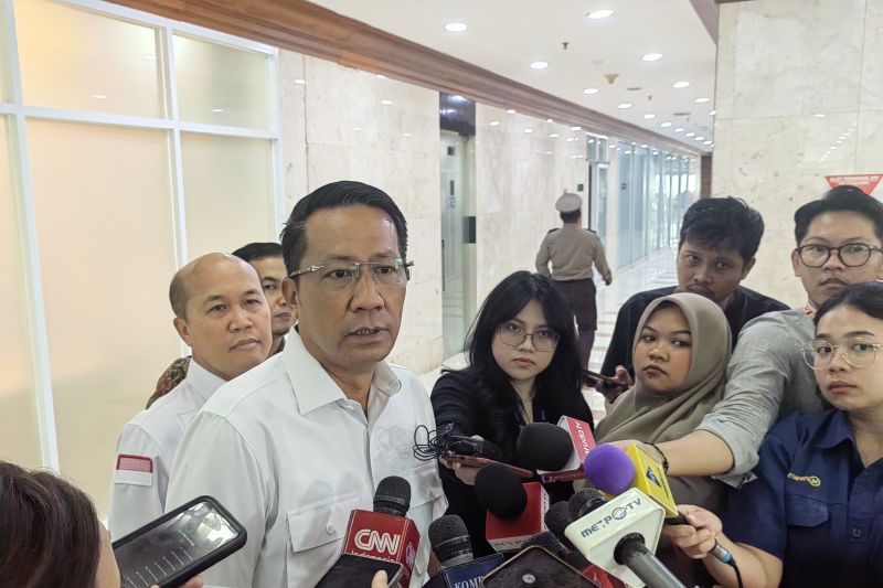 Menteri Hukum dan HAM (Menkumham) Supratman Andi Agtas usai menghadiri rapat dengan Komisi III DPR RI di Kompleks Parlemen, Senayan, Jakarta, Jumat (23/8/2024). (ANTARA/Melalusa Susthira K.)