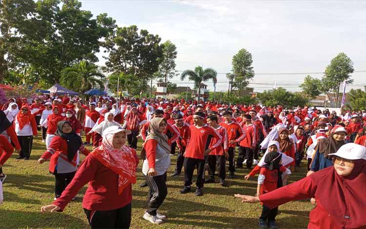 Ratusan Siswa dan Guru Senam Bersama di Kantor Disdikbud Kobar