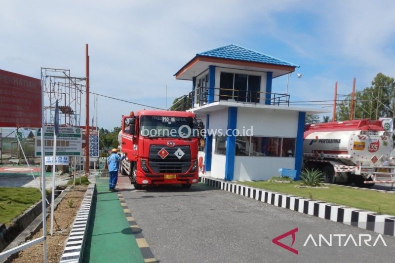 Dok- Salah satu mobil tangki sedang dilakukan pemeriksaan kapasitas angkut BBM di Fuel Terminal Poso yang akan didistribusikan ke SPBU di wilayah Kabupaten Poso dan sekitarnya, Rabu (2/11/2022). ANTARA/Moh Ridwan