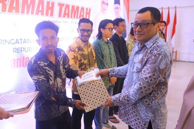 Pj Bupati Halmahera Tengah, Bahri Sudirman menyerahkan penghargaan dalam mengikuti lomba desain motif batik daerah, Jumat (23/8/2024). ANTARA/Abdul Fatah (Abdul Fatah)
