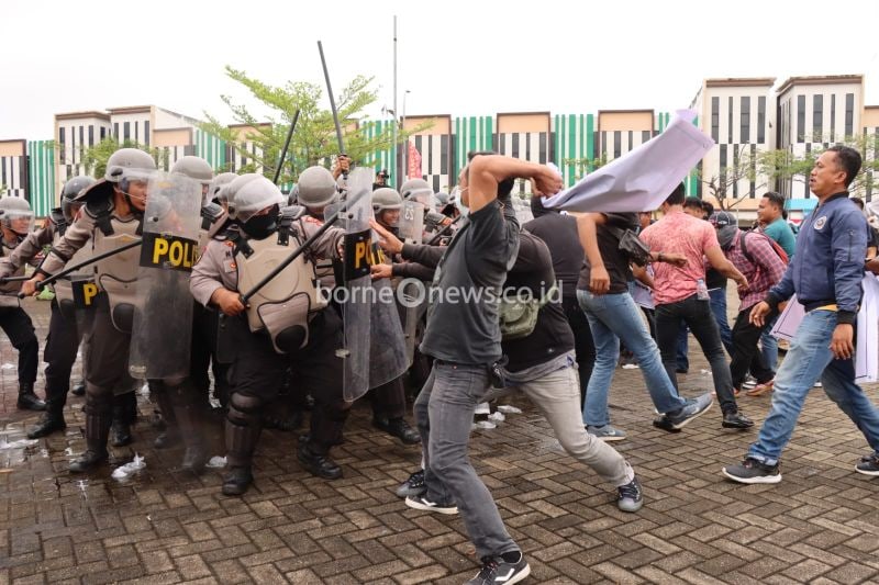 Suasana saat gelaran simulasi sistem pengamanan kota (sispamkota) yang dilakukan Polres Kubu Raya di Sungai Ambawang, Jumat (23/8/2024). ANTARA/HO-Humas Polres Kubu Raya.