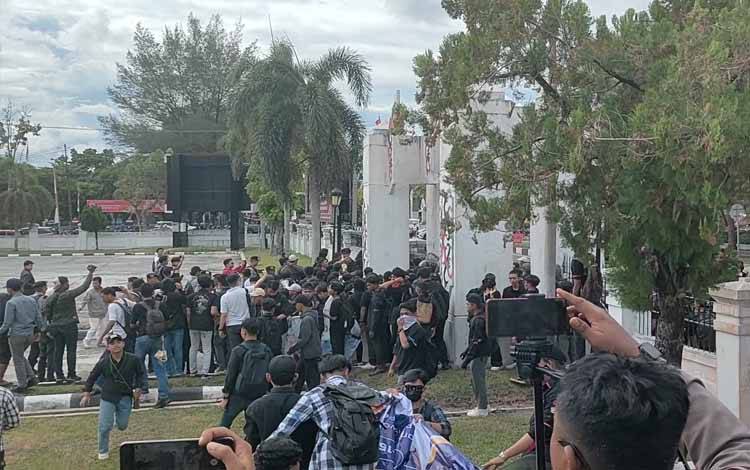 Aliansi Masyarakat Kalteng Geruduk Kantor DPRD Kalteng