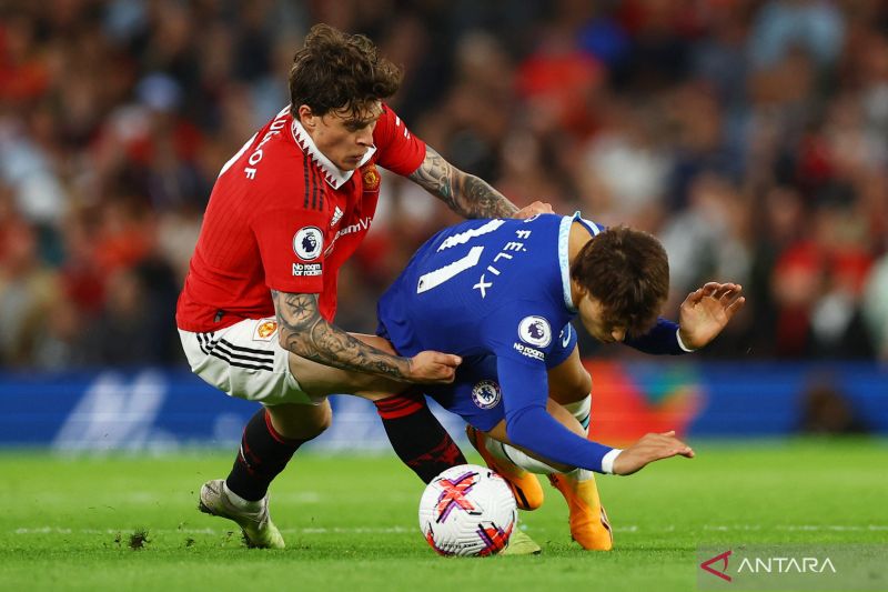 Arsip foto - Pesepak bola Manchester United Victor Lindelof (kiri) berebut bola dengan pesepak bola Chelsea Felix dalam laga lanjutan Liga Inggris, di Stadion Old Trafford, Manchester, Inggris, Kamis (25/5/2023). Manchester United berhasil mengalahkan Chelsea 4-1 dan memastikan tiket ke Liga Champions musim mendatang. ANTARA FOTO/Reuters-Molly Darlington/hp.