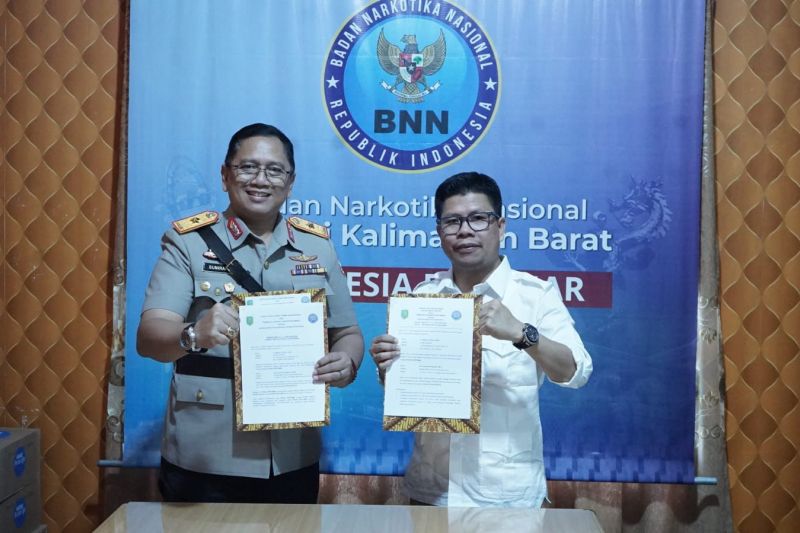 Pemkab Sambas Serahkan Hibah untuk Percepatan Pembentukan BNNK