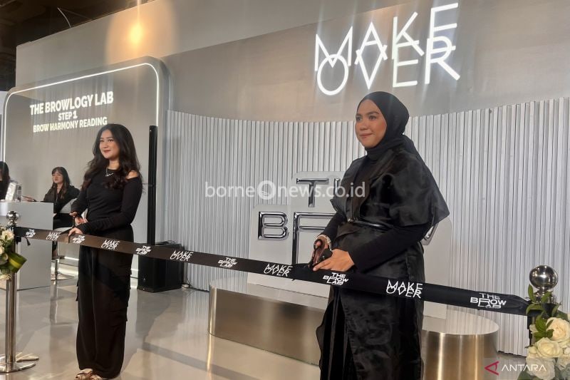 Peresmian The Brow Lab by Make Over di Ashta District 8, Jakarta, Jumat. (ANTARA/ Putri Hanifa)