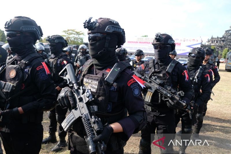 Personel Brimob Kepolisian Daerah Bali mengikuti apel kesiapan pengamanan Pilkada di Lapangan Niti Mandala, Renon, Denpasar, Bali, Jumat (23/8/2024). ANTARA/Rolandus Nampu
