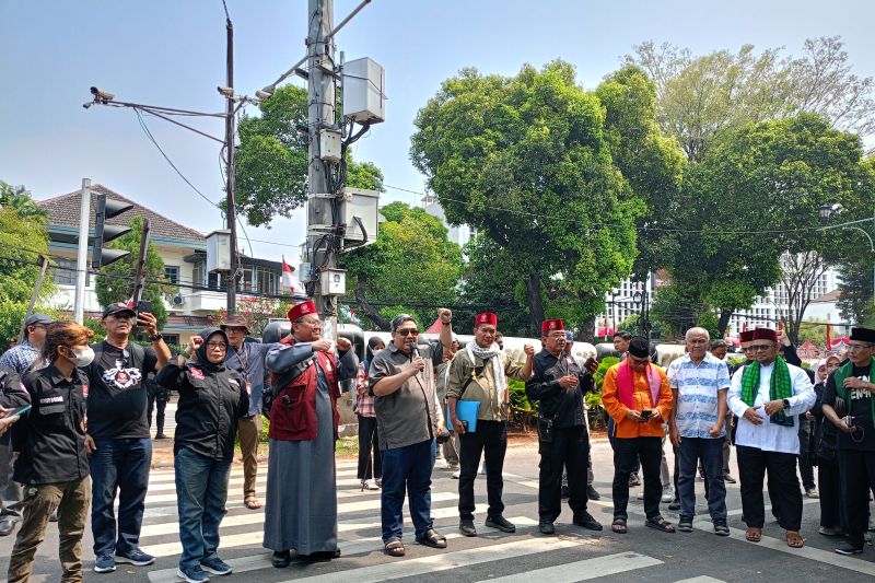 Massa menyampaikan pernyataan sikap dan doa bersama di Jalan Imam Bonjol, Menteng, Jakarta Pusat, Jumat (23/8/2024). (ANTARA/Siti Nurhaliza)