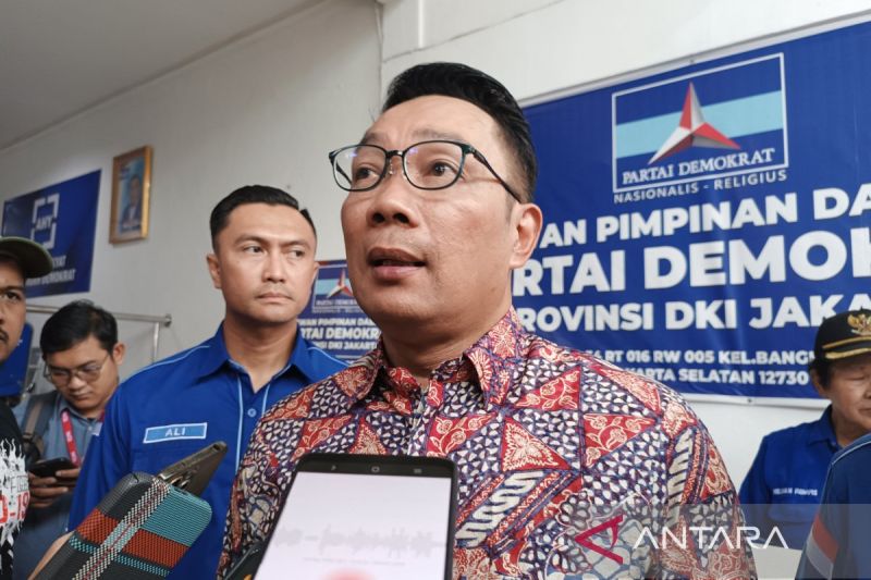 Bakal calon gubernur Jakarta M Ridwan Kamil atau Bang Emil saat memberi keterangan kepda media di Jakarta, Jumat (23/8/2024). ANTARA/Khaerul Izan